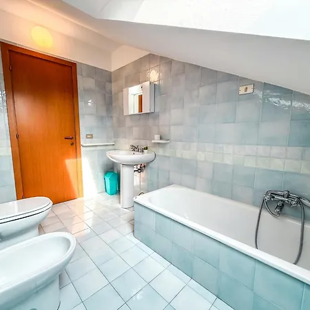 Duplex Emirati Fronte Mare Rif A781 *